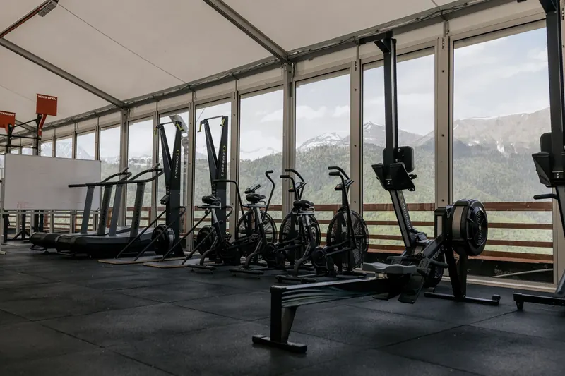 Sala de máquinas de cardio con luz natural