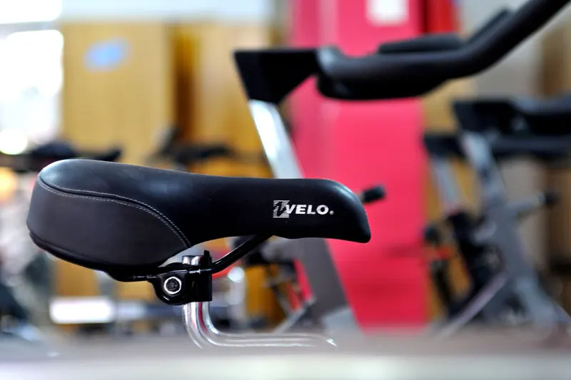 Detalle del sillín de una bicicleta de spinning